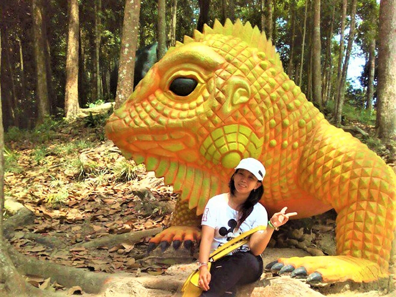 Berfoto bersama patung Iguana di area objek wisata