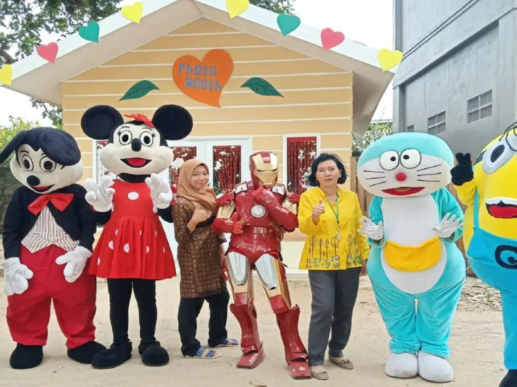 Berfoto bersama superhero dan tokoh kartu favorit di Mimi Land Singkawang Bengkayang Kalimantan Barat - kartiyasih