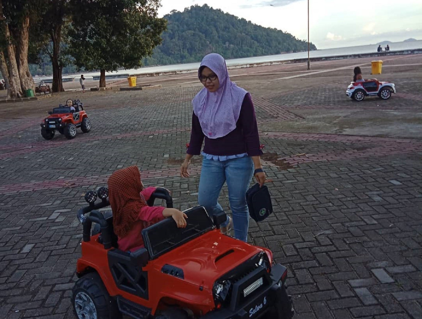 Bermain mobil-mobilan di Pantai Pulau Datok Kayong Utara Kalimantan Barat - riza.umami_