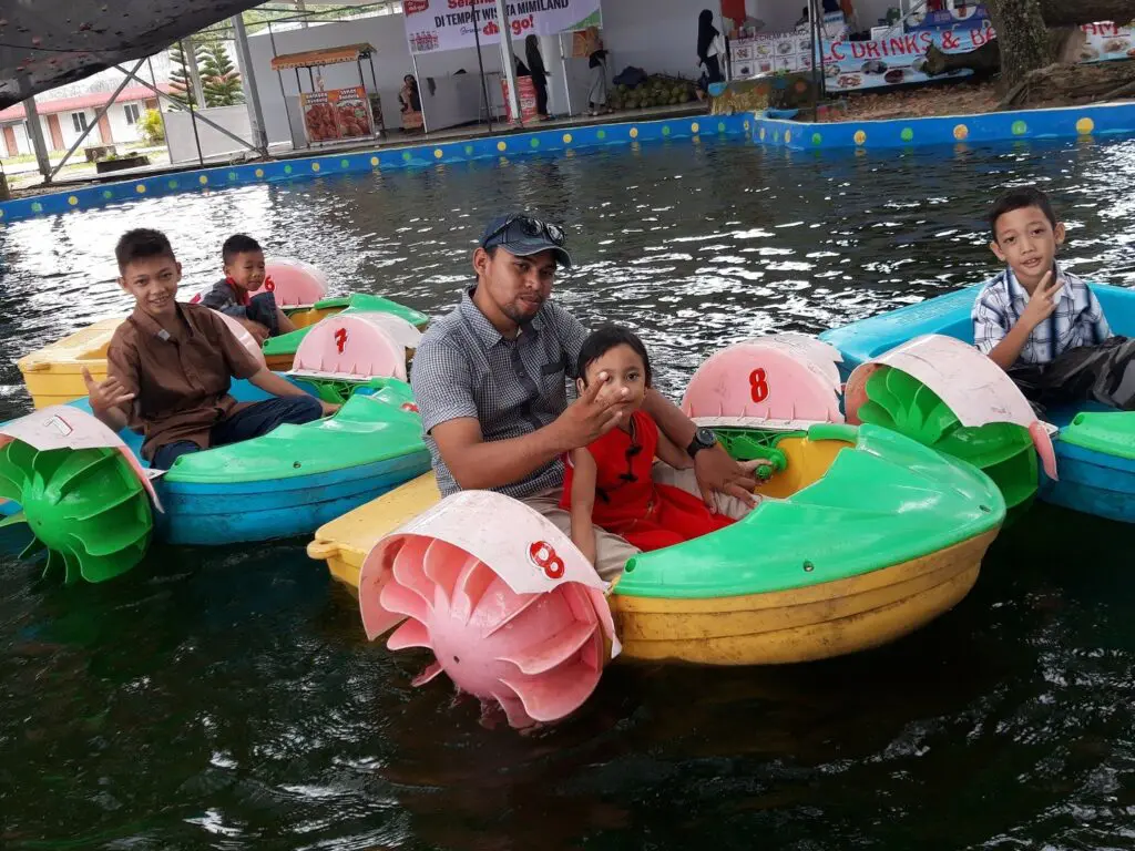 Bermain perahu di kolam Mimi Land Singkawang Bengkayang Kalimantan Barat - bang zavy