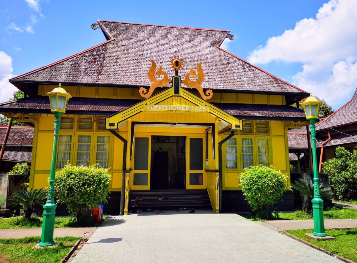 bangunan istana kesultanan sambas