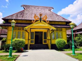 bangunan istana kesultanan sambas