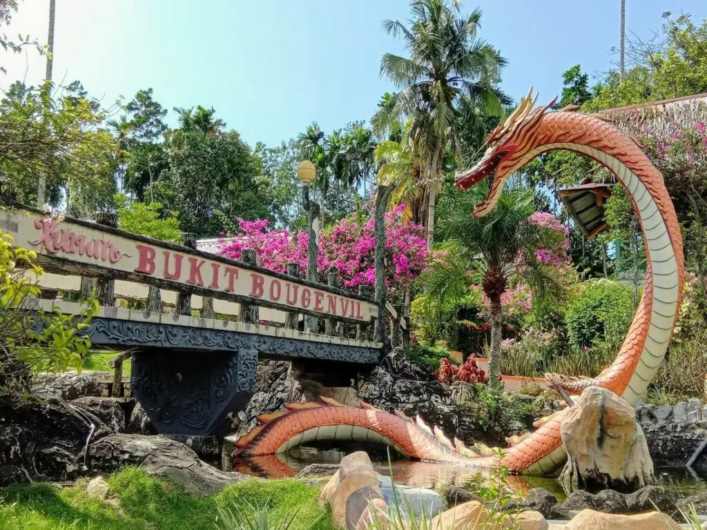 Jembatan dengan patung naga ikon taman