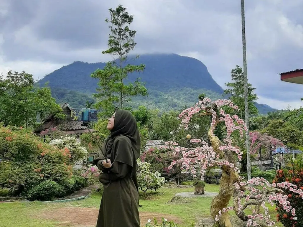 Nuansa asri dengan hawa sejuk khas pegunungan di Taman Bougenville Singkawang Kalimantan Barat - nr_slmh