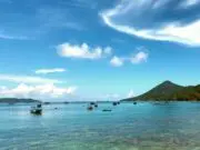 keindahan panorama laut biru pulau lemukutan