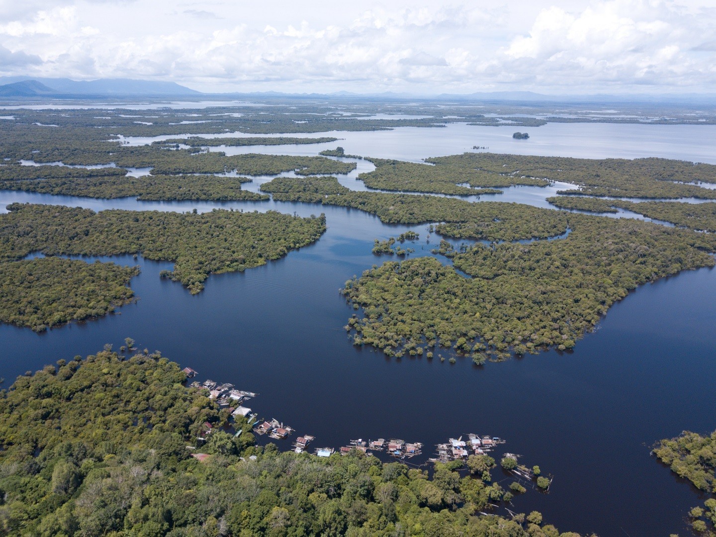 Panorama lanskap Danau Sentarum di Taman Nasional Danau Sentarum Kapuas Hulu Kalimantan Barat - uji astrono