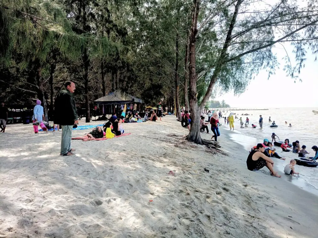 Banyak pengunjung yang datang bersama keluarga berlibur ke Pantai Sri Mersing