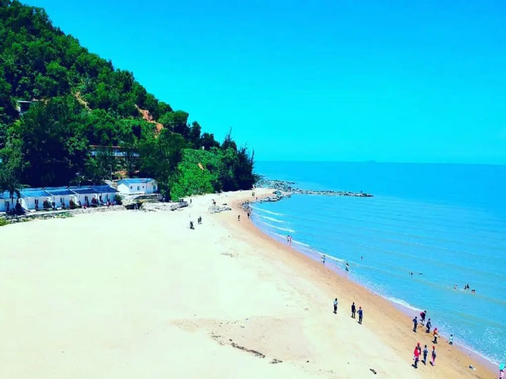 Pantai dengan pasir putih di area Mimi Land Singkawang