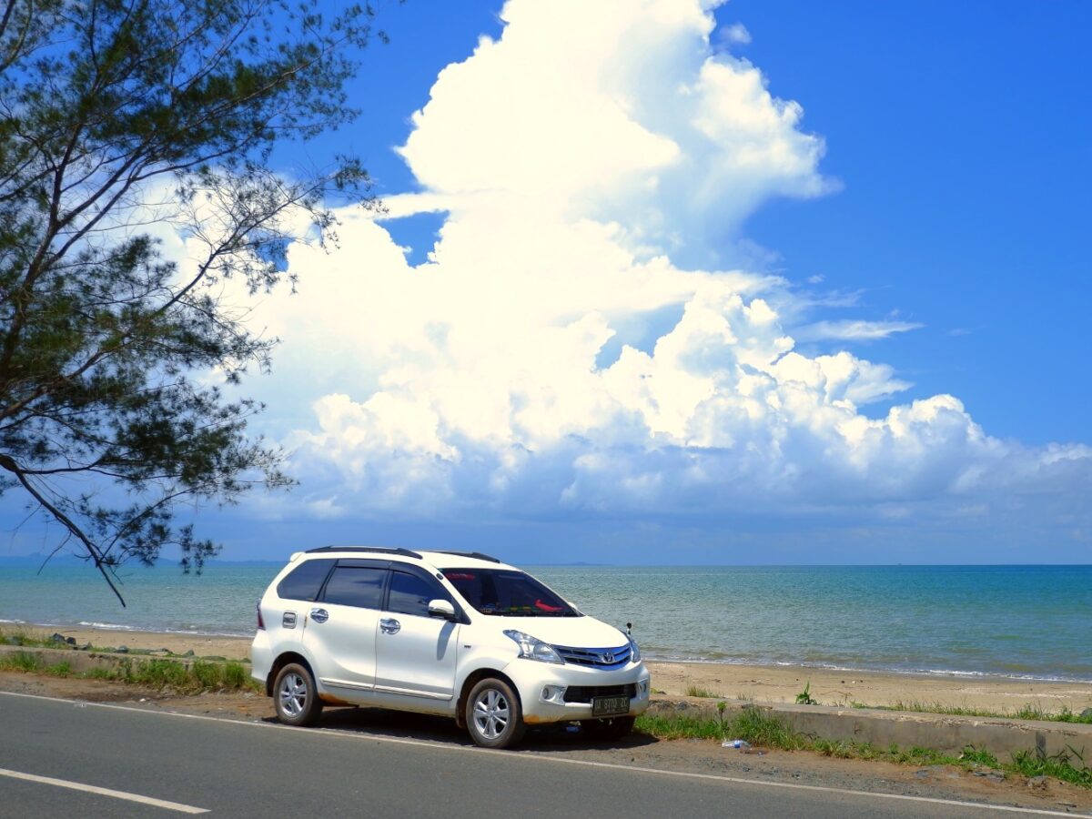 Pantai Pagatan di tepi jalan lintas utama