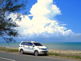 Pantai Pagatan di tepi jalan lintas utama