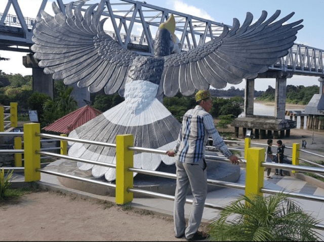 Patung burung enggang yang menghadap Sungai Kahayan