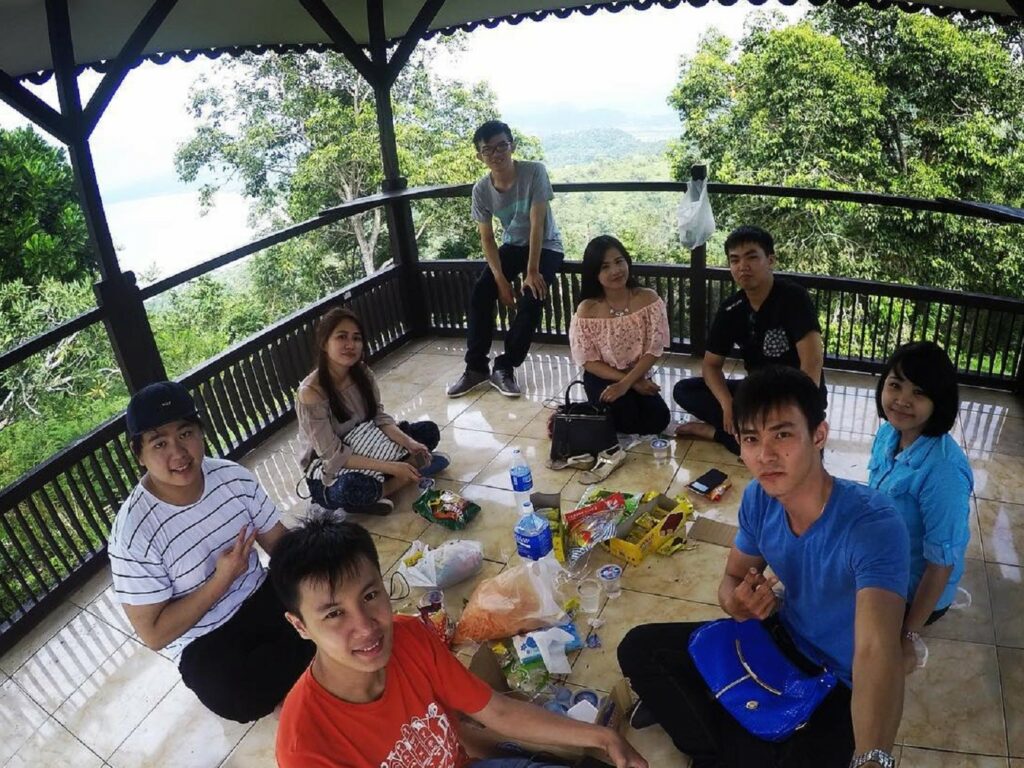 Piknik santai bersama rekan dan keluarga di pondok yang tersedia di puncak bukit