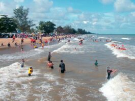 Ramai pengunjung bermain di tepi pantai