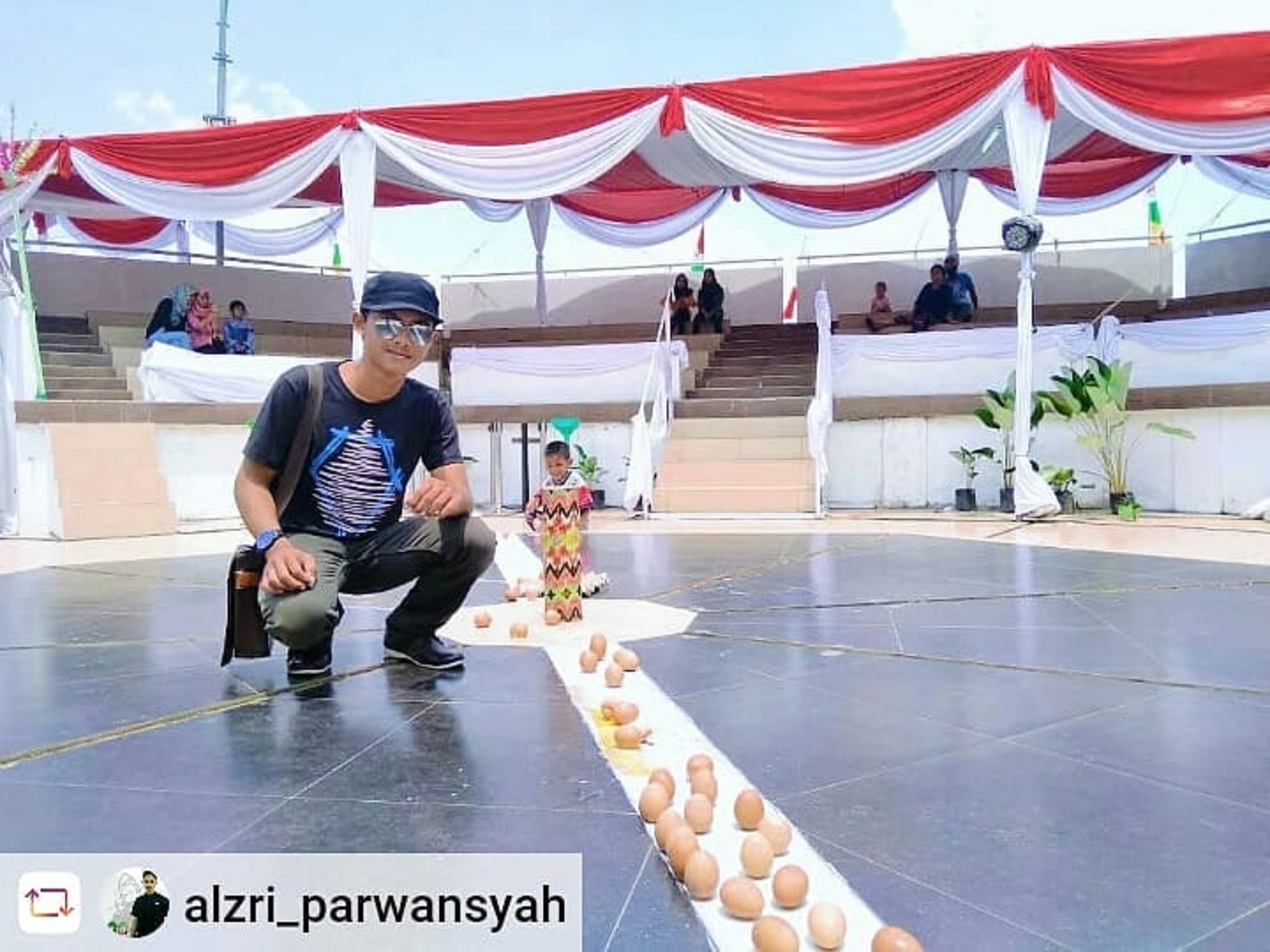 Telur yang dapat berdiri tegak di area Tugu Khatulistiwa Pontianak Kalimantan Barat - alzri_parwansyah