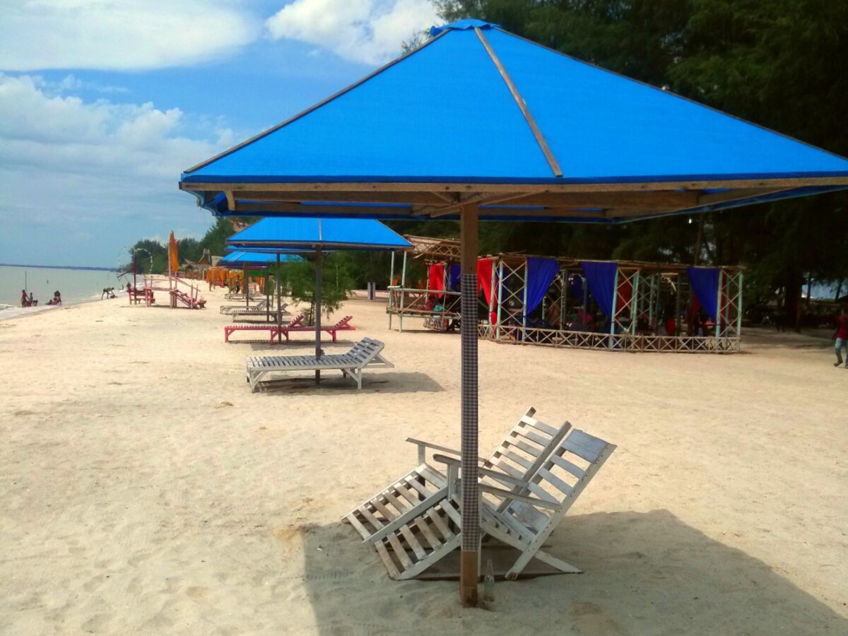 kursi pantai dan area bersantai di pantai cemara kembar