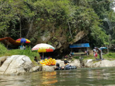 Pengunjung bisa berenang di sungai yang jernih