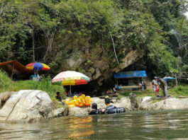 Pengunjung bisa berenang di sungai yang jernih