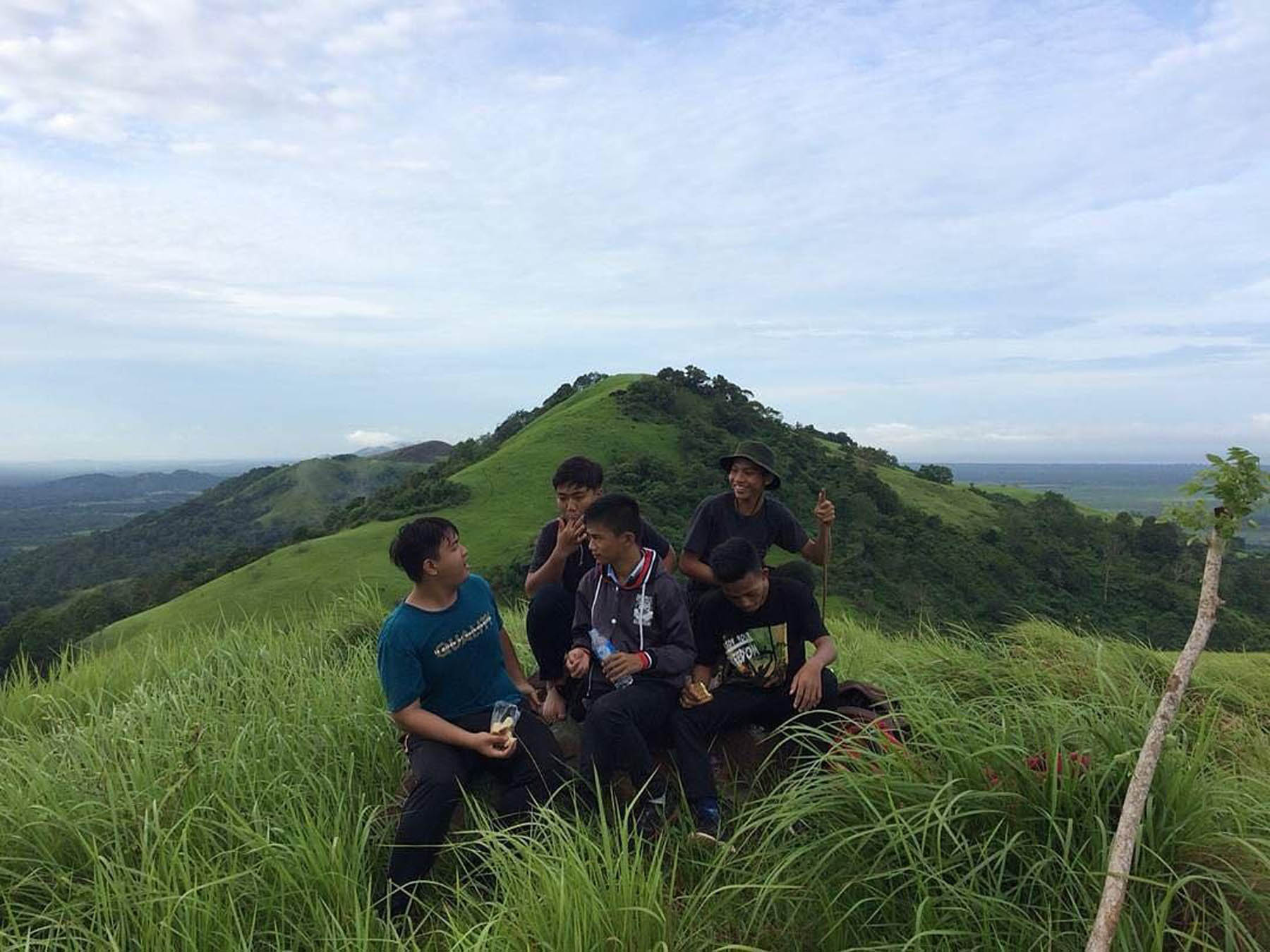 Melakukan swafoto bersama kawan di atas bukit 
