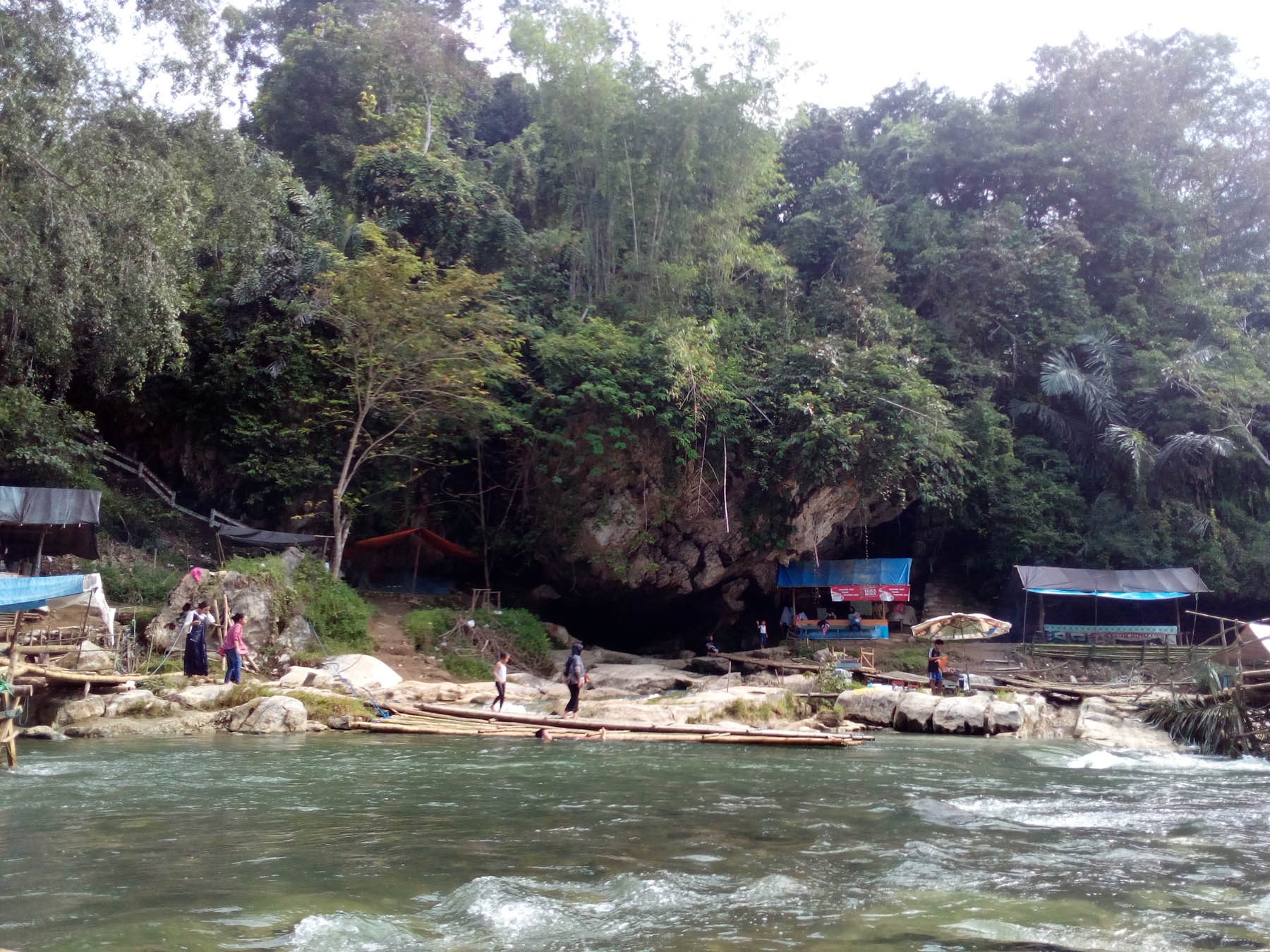 obyek wisata alam Pagat Batu Benawa yang eksotis