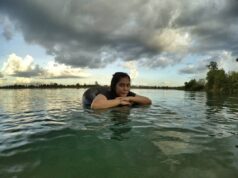 Pengunjung berenang di danau Seran