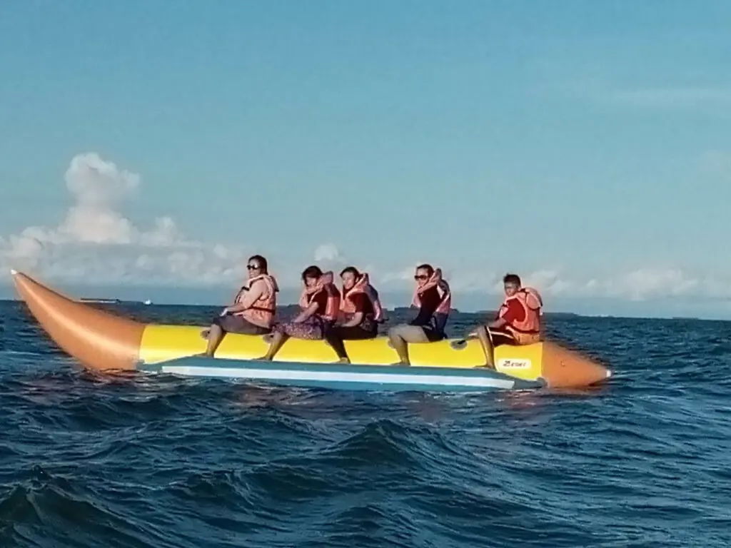 Seru-seruan dengan menaiki banana boat