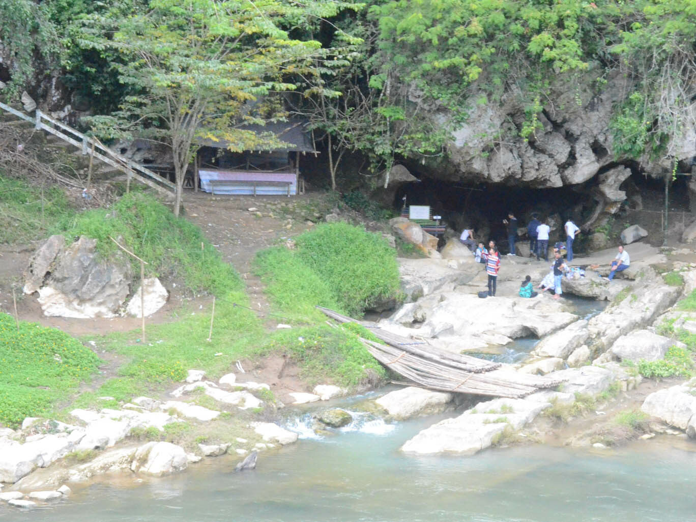 Masuk ke gua di Pagat Bukit Benawa