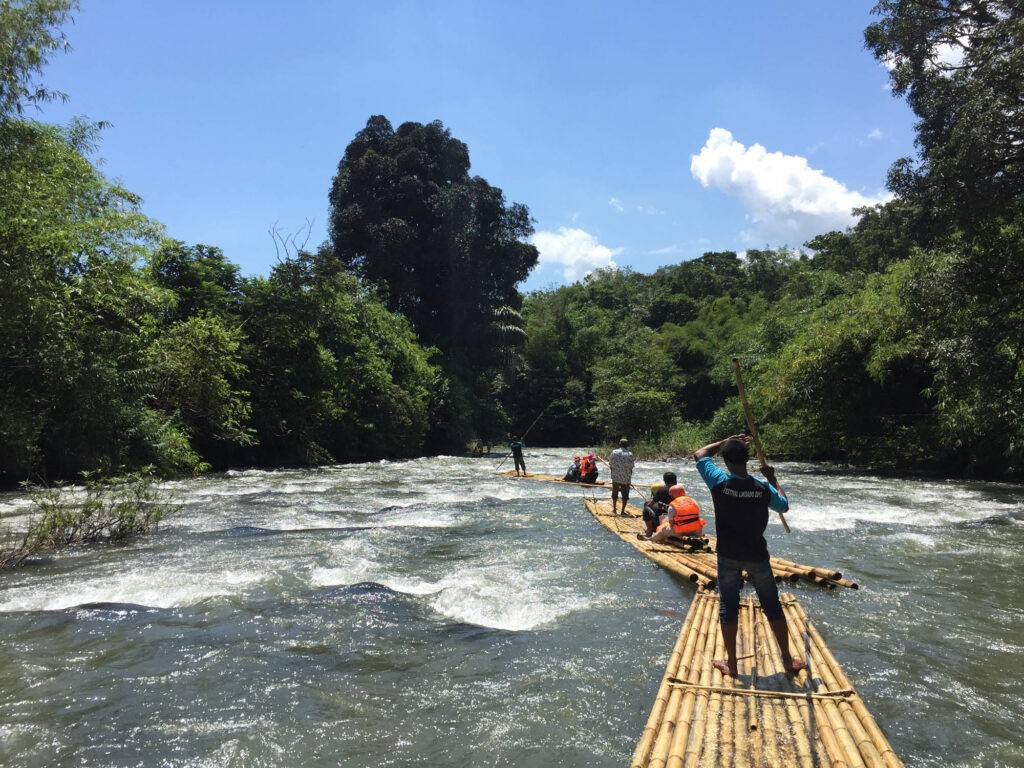 Rafting bambu seru di aliran sungai Amandit