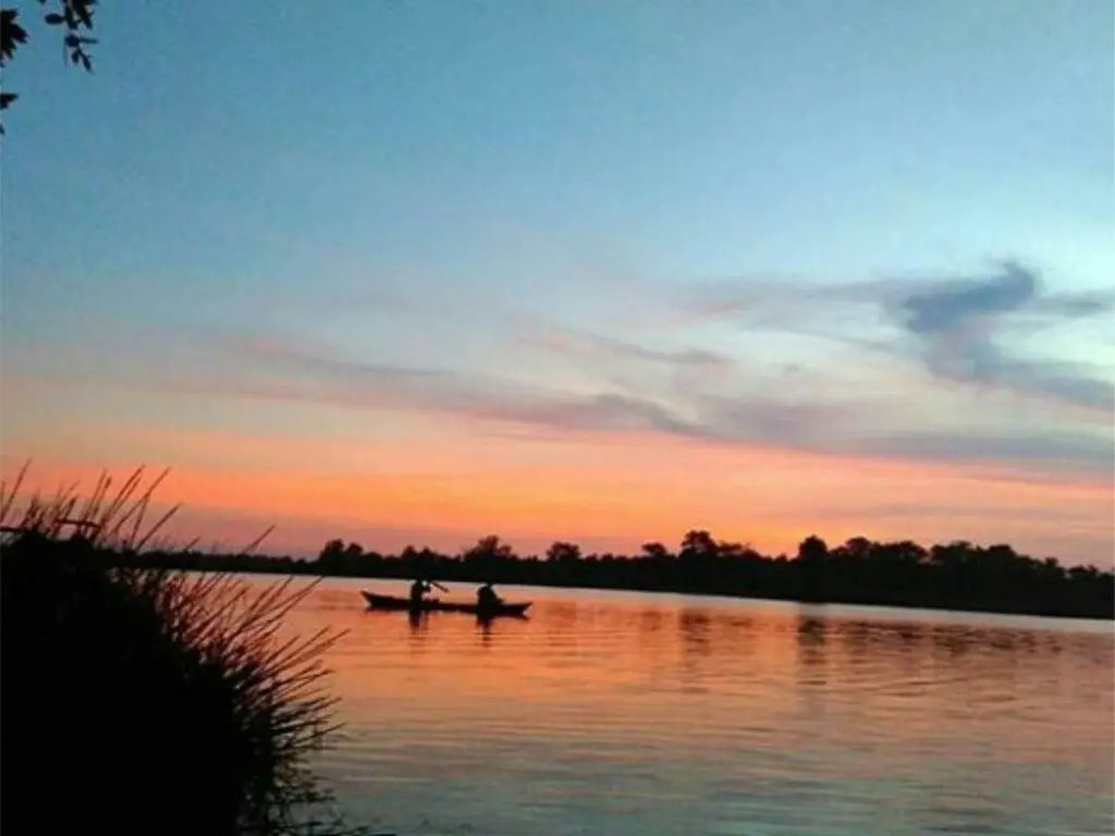 Menikmati senja mempesona di danau Seran