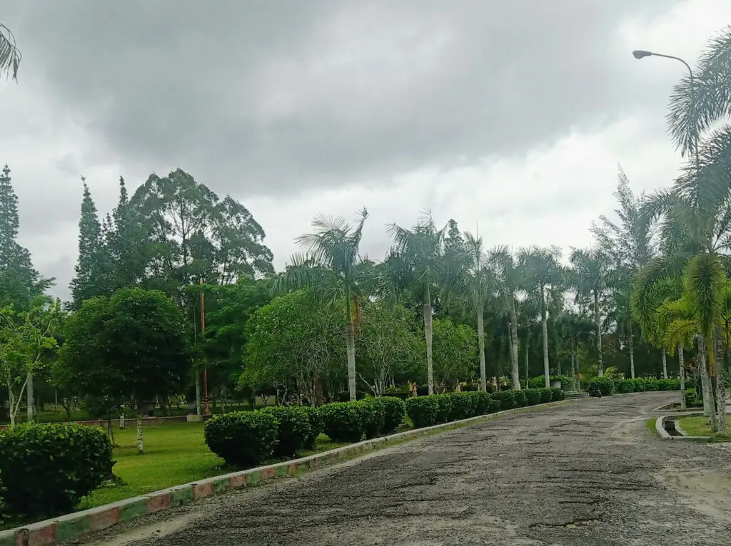 Taman di Pangkalan Bun Park yang dipenuhi pepohonan asri