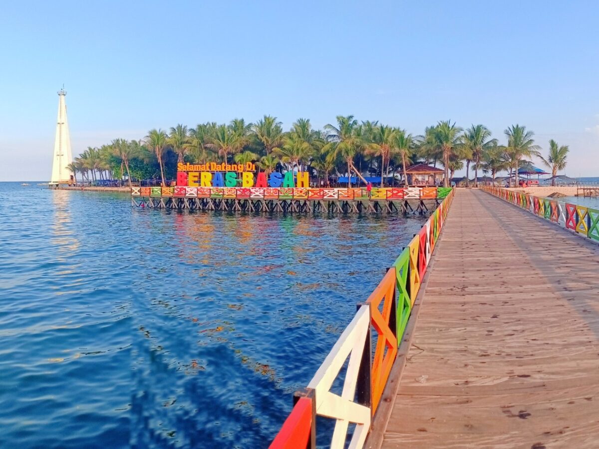 area dermaga pulau beras basah yang penuh warna