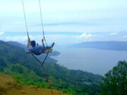 wahana ayunan gantung di Bukit Indah Simarjarunjung