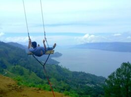 wahana ayunan gantung di Bukit Indah Simarjarunjung