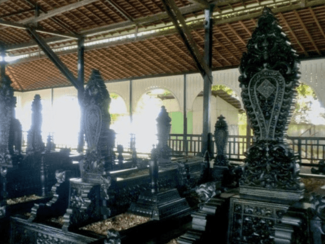 Kompleks pemakaman Raja Kutai di sekitar museum mulawarman
