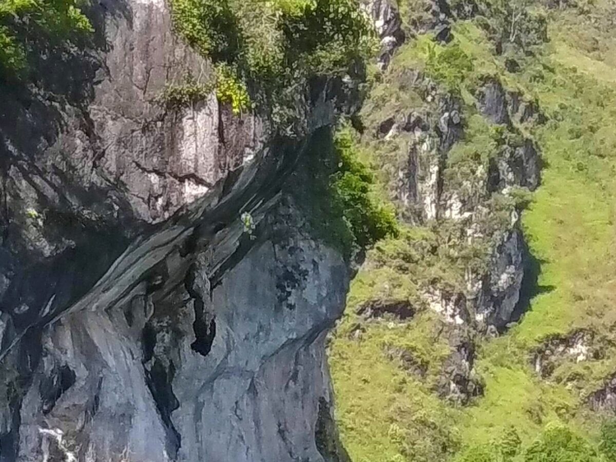 Posisi batu yang seolah tergantung dari pinggir tebing