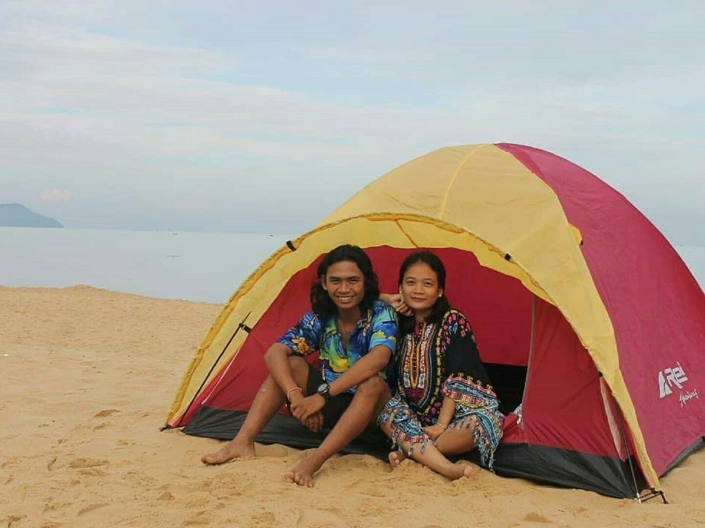 Mendirikan tenda di pasir tepi pantai Bajau