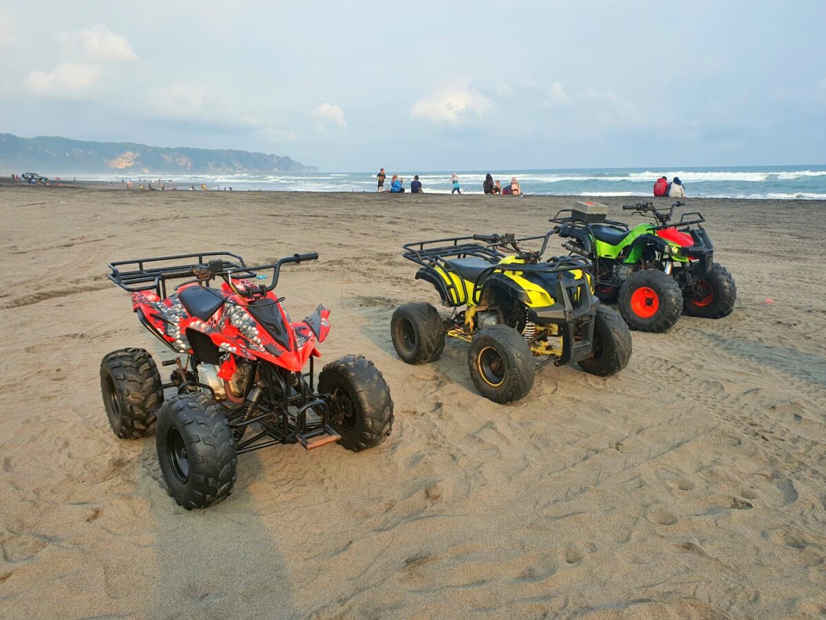 wahana atv di pantai cemara sewu cilacap
