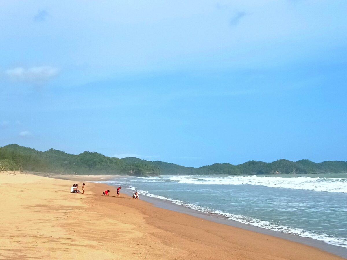 wisatawan bersantai di tepi pantai soge