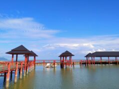 Jembatan kayu di tepi pantai