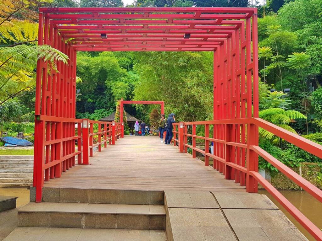 Jembatan merah dengan desain unik di Teras Cikapundung