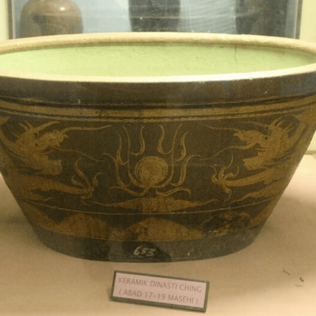 Keramik berbentuk mangkok bercorak khas China