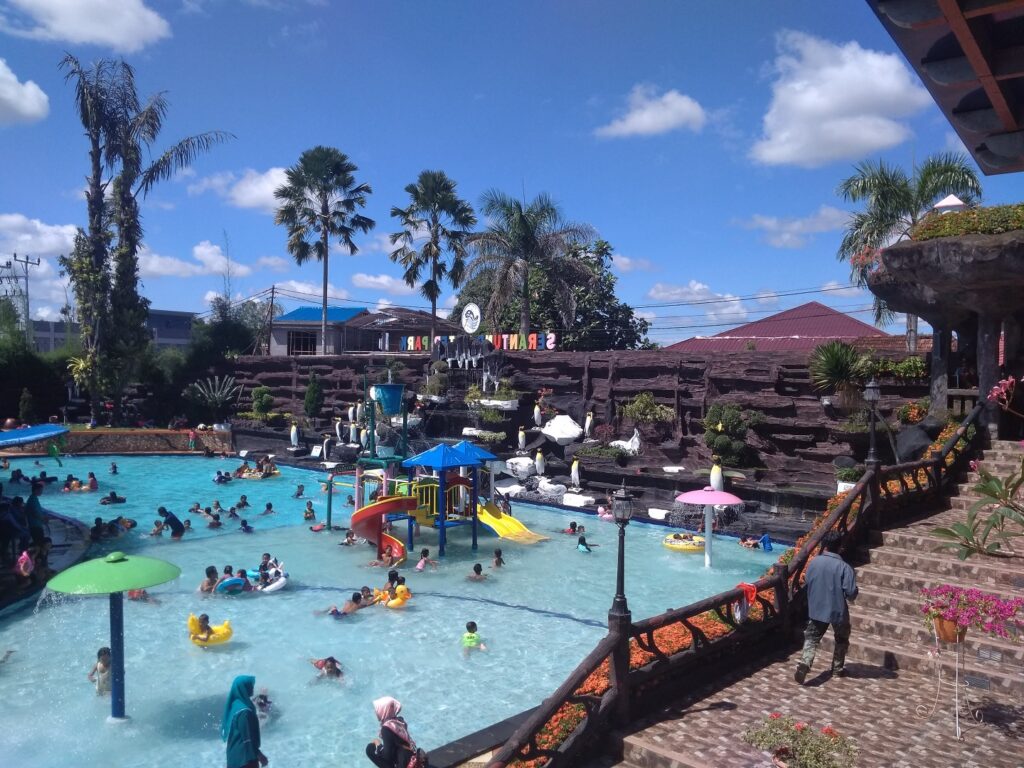 kolam anak dengan wahana seluncuran air di Serantung Water Park