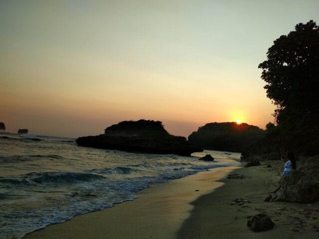 Sunrise di pantai watu leter