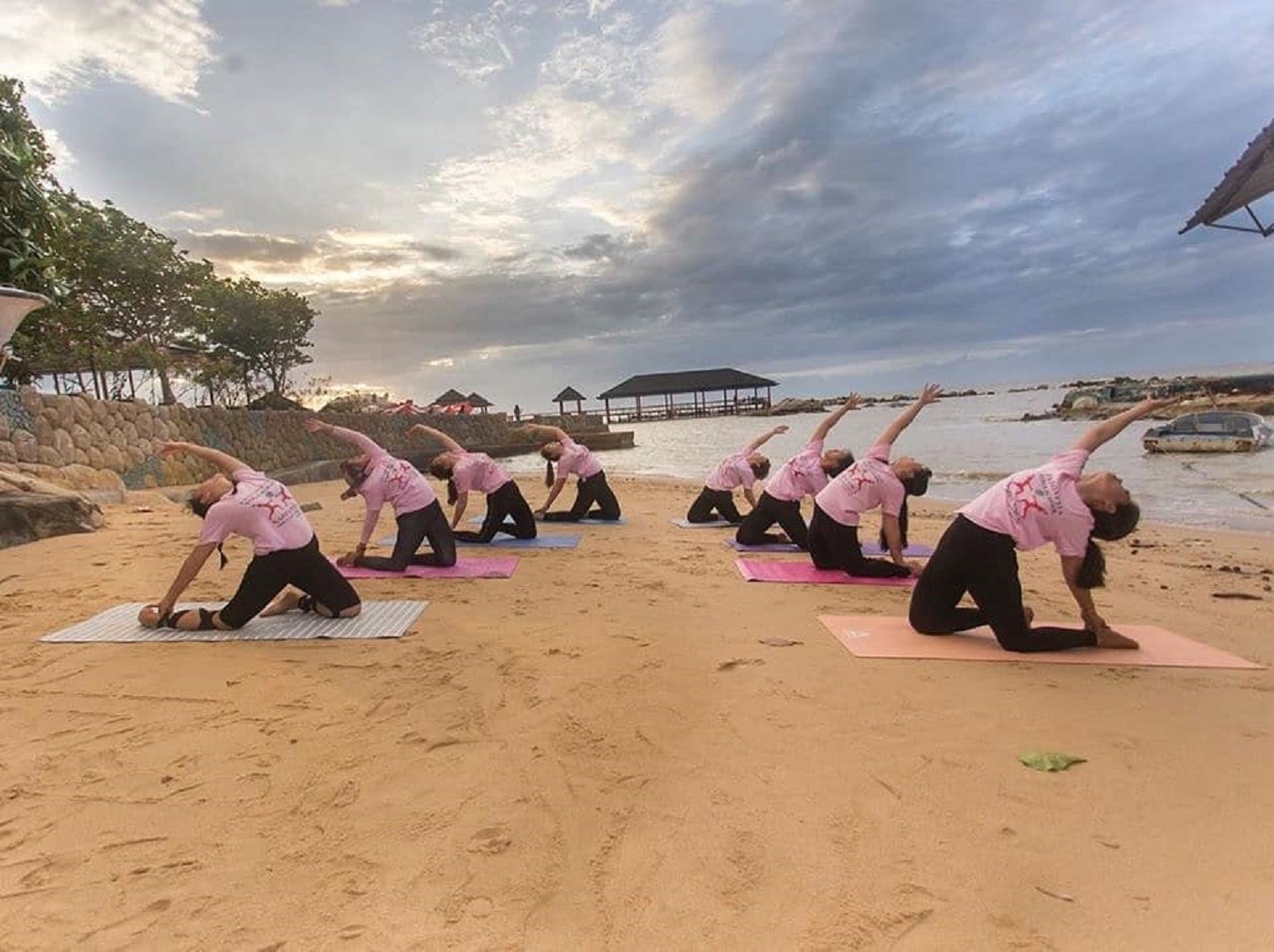 Berolahraga yoga di tepi pantai