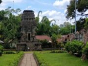 bangunan candi dan taman hijau yang tertata rapi