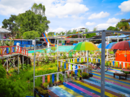 area serantung water park dengan ornamen hiasan warna-warni