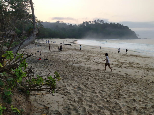 Melakukan aktivitas di bibir pantai