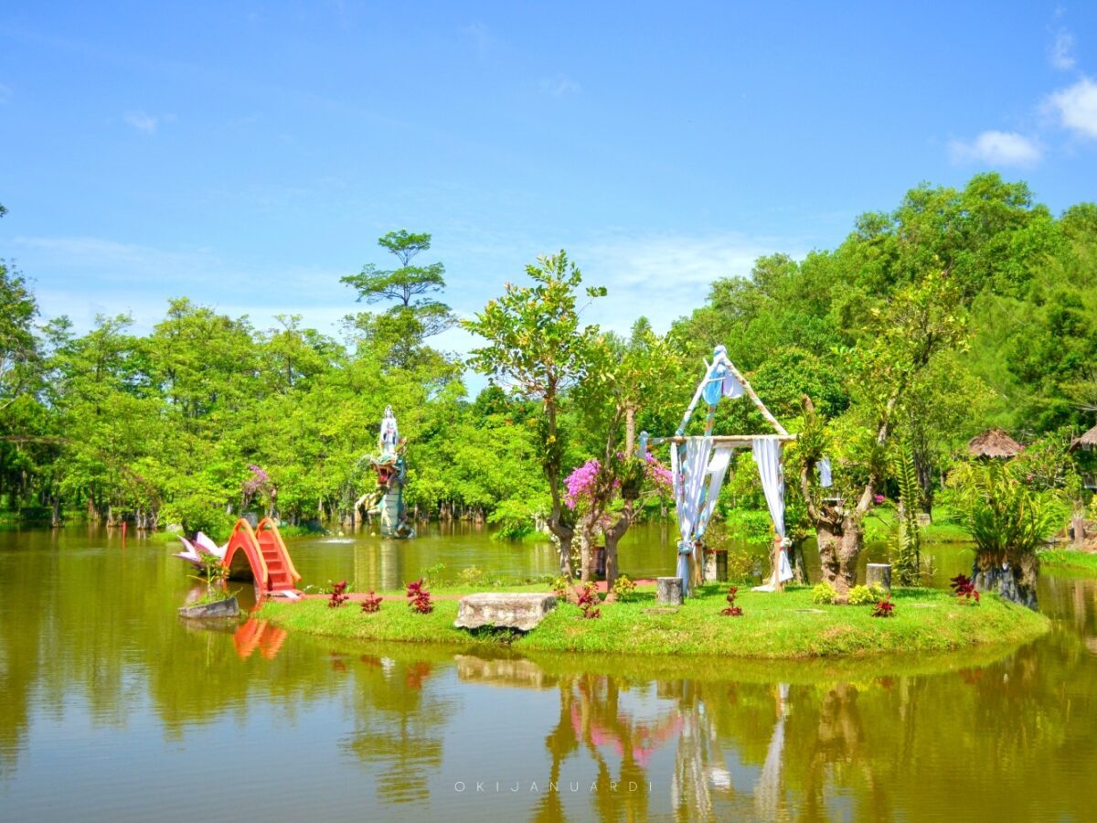 danau buatan di dalam taman bougenvile