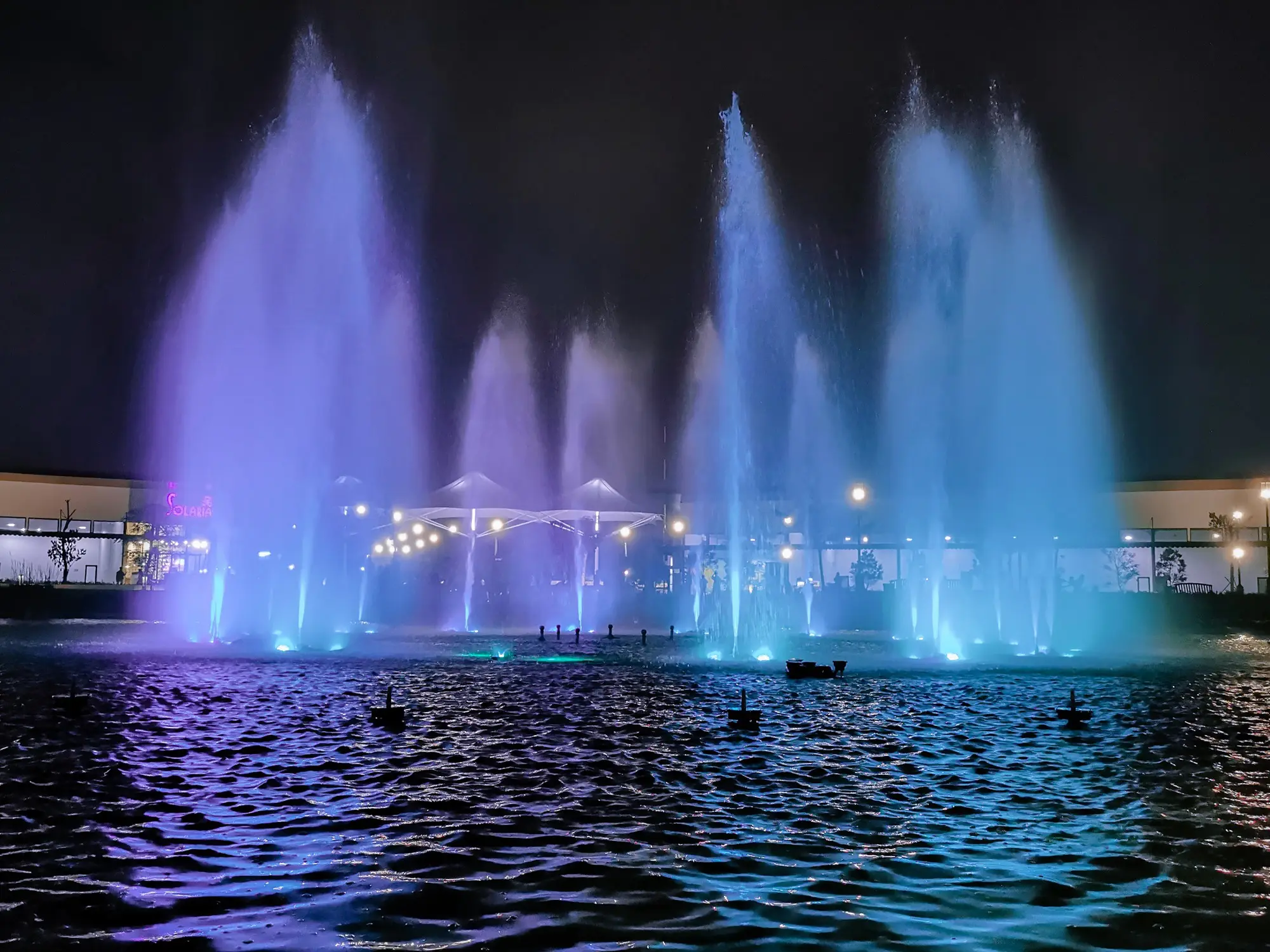 Atraksi Dancing Fountain atau Air Mancur Menari di Kiara Artha Park