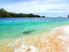 gradasi warna air laut yang cantik di Pantai Tiga Warna