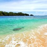 gradasi warna air laut yang cantik di Pantai Tiga Warna
